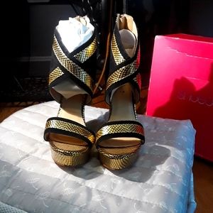 Shoedazzle Black & Gold Wedge Shoes